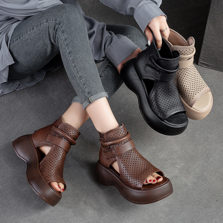 Calzature estive donna: sandali con plateau morbido, comodi e versatili.
