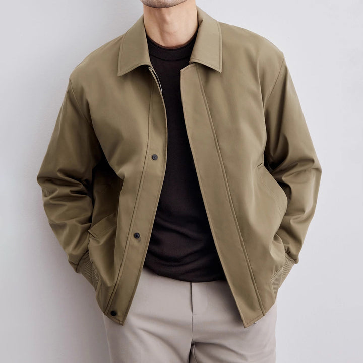 Giacca bomber uomo retrò in stile vintage, perfetta per look casual e moderni. Ideale per autunno/inverno.