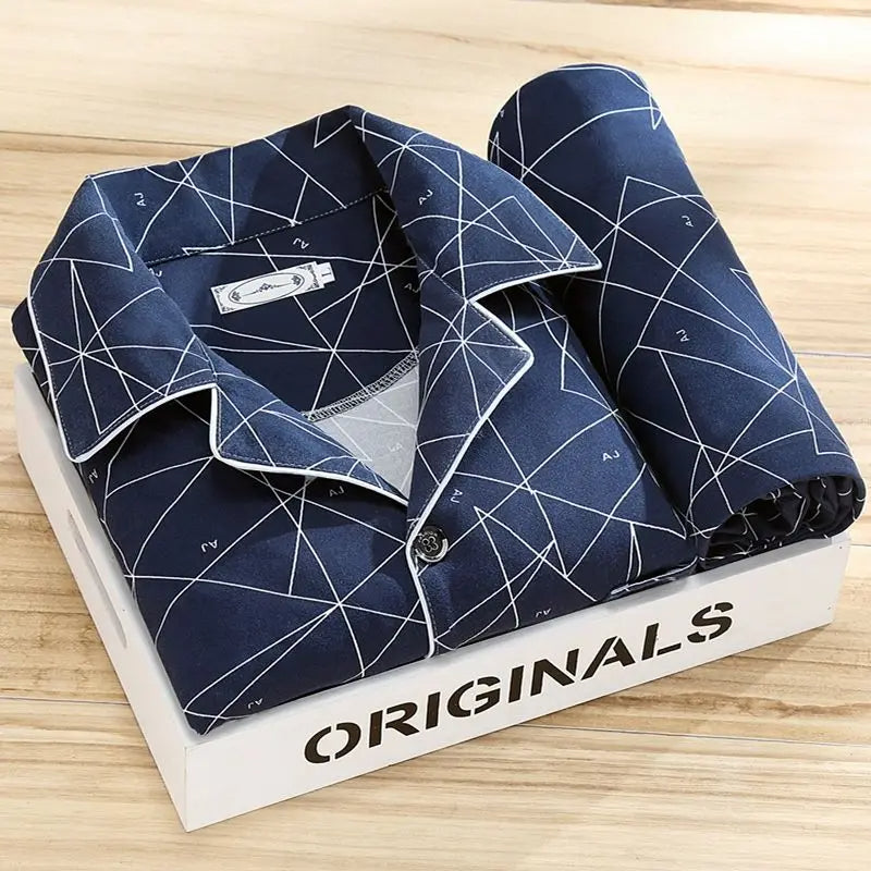Elegante pigiama a righe per uomo, versatile per dormire o come comodo loungewear.