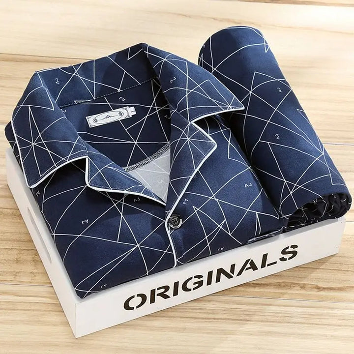 Elegante pigiama a righe per uomo, versatile per dormire o come comodo loungewear.