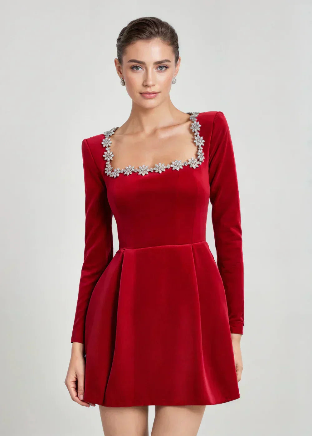 Elegante mini abito donna con scollo quadrato e maniche lunghe, perfetto per feste e eventi.