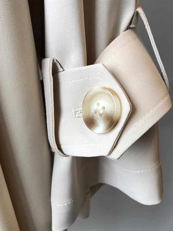 Trench lungo impermeabile donna, capospalla essenziale per la moda autunno/primavera. Design elegante e casual.