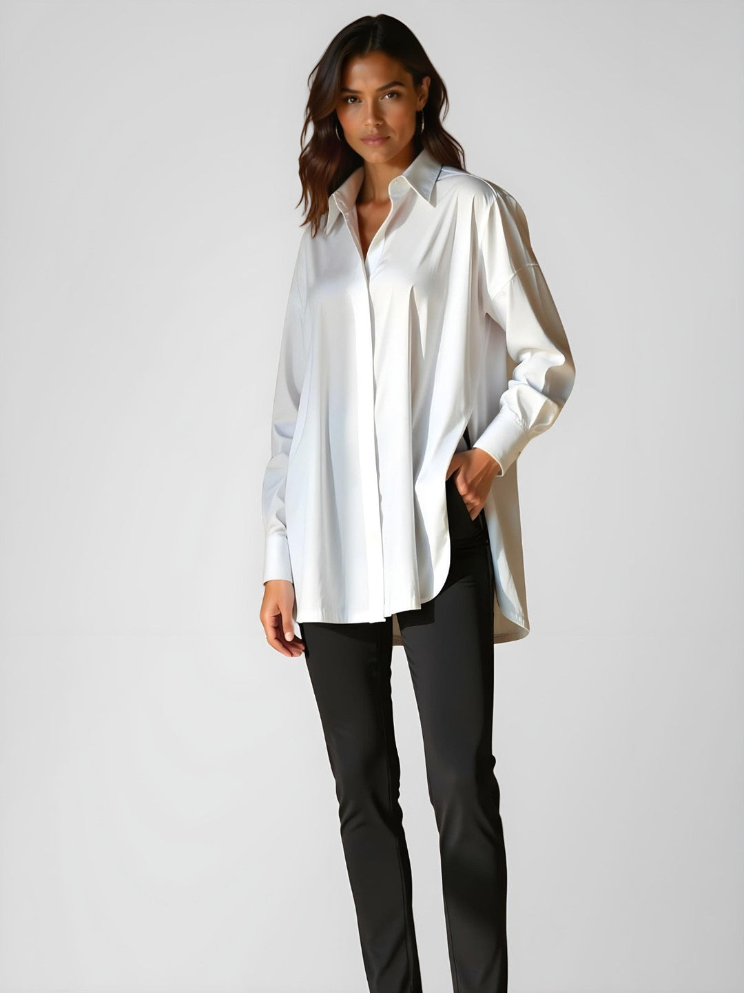 Vestito camicia donna oversize. Abito elegante con spacco laterale e bottoni. Stile casual per primavera estate.
