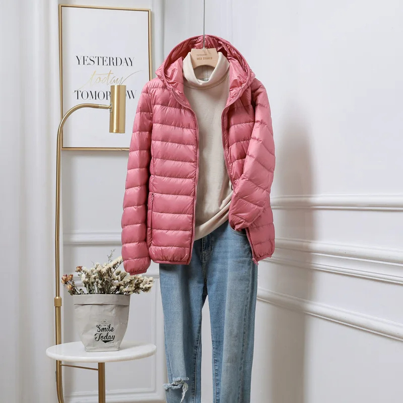 Piumino donna leggero e confortevole con cappuccio. Ideale per outfit casual ed eleganti.
