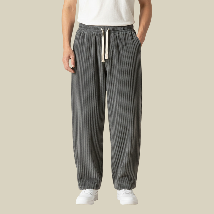 Pantaloni uomo velluto con vita elastica e tasche funzionali, ideali per abbigliamento maschile pratico.