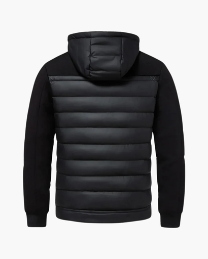 Vista frontale giacca uomo trapuntata con cappuccio, stile urbano e accogliente.