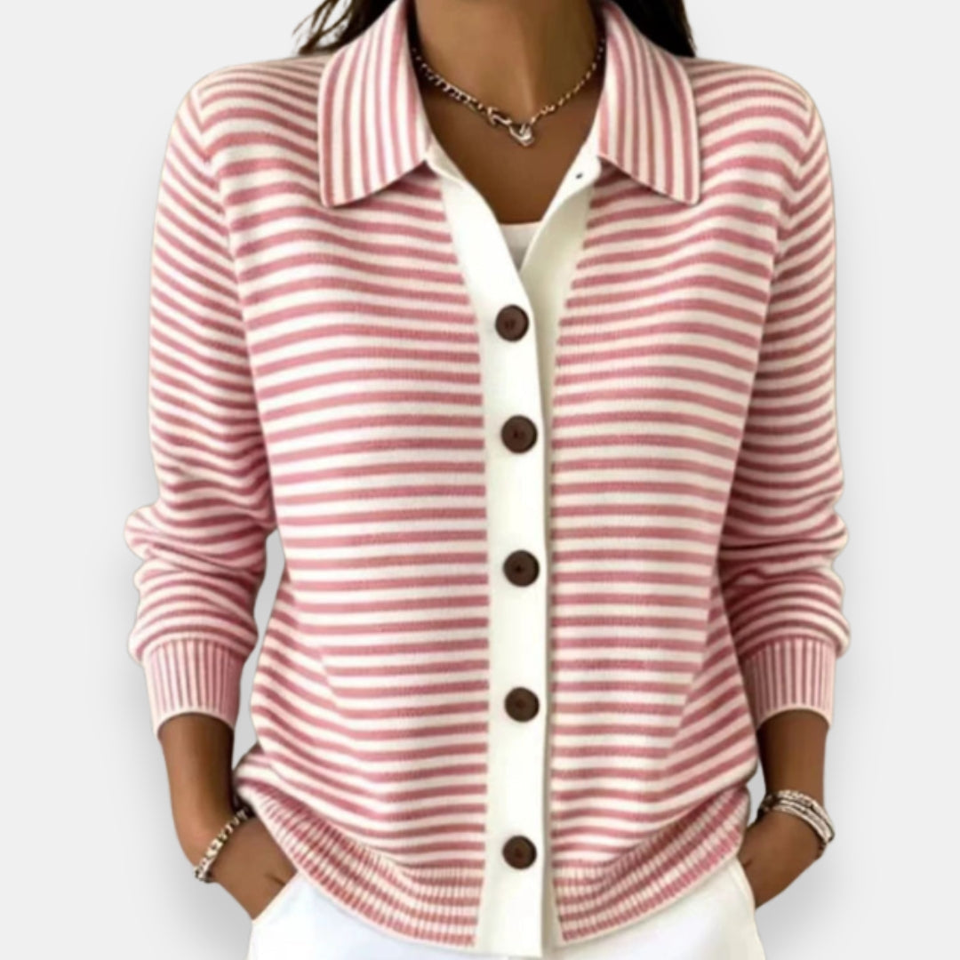 Cardigan donna versatile a righe, con bottoni e colletto classico. Moda femminile per outfit casual, perfetto primavera autunno.