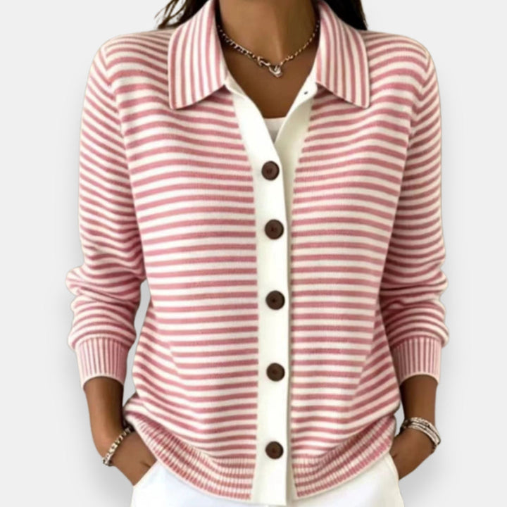 Cardigan donna versatile a righe, con bottoni e colletto classico. Moda femminile per outfit casual, perfetto primavera autunno.