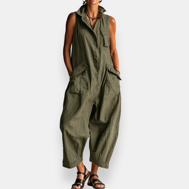 Moderna tuta donna oversize senza maniche, con design utility e tasche. Perfetta per comfort versatile e moda estiva.