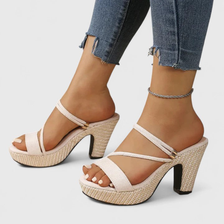 Moderne décolleté nere donna con tacco alto, ideali per feste e serate glamour, un'icona di stile.