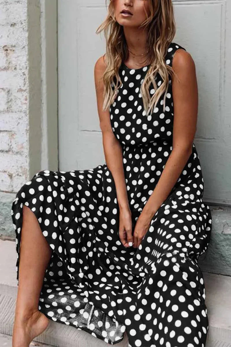 Primo piano stampa a pois su maxi vestito donna estivo. Dettaglio stile vintage per eleganza e comfort estivo.