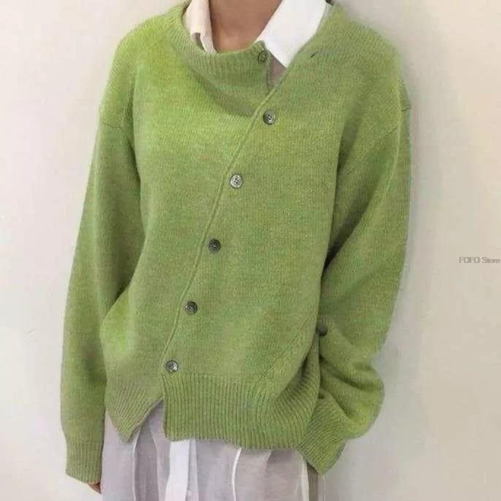 Morbido maglione donna con maniche lunghe, vestibilità regolare. Incrociato e con bottoni asimmetrici, stile moda.