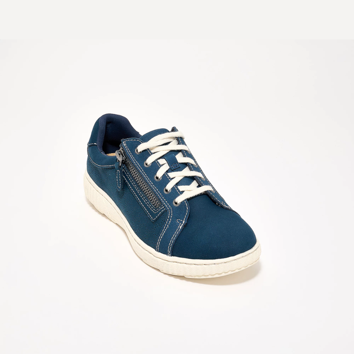Sneakers donna Caroline Zip indossate: comfort e stile per look casual da passeggio e attività quotidiane.