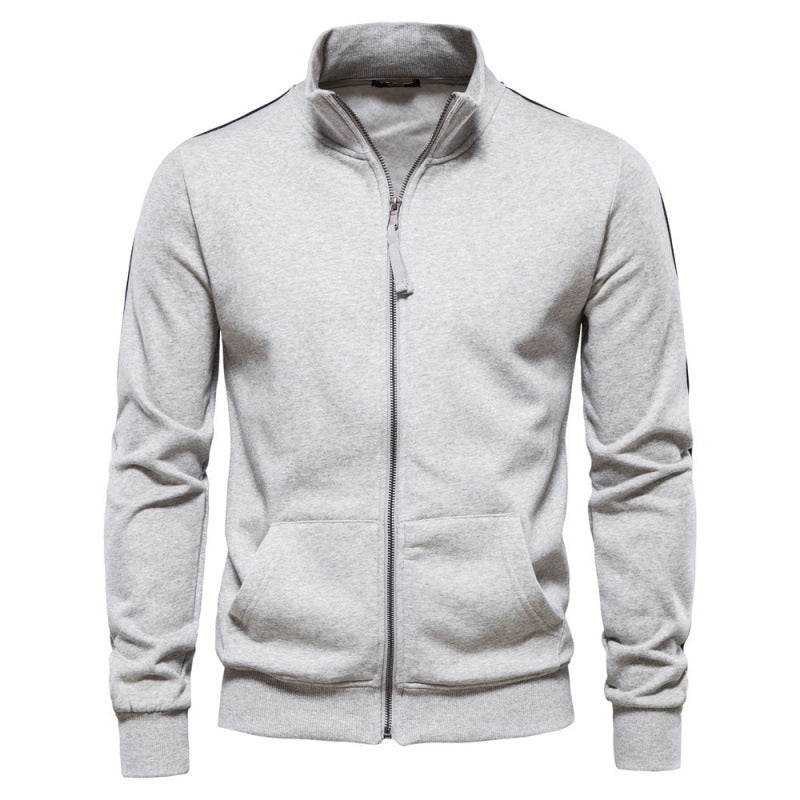 Felpa casual uomo con collo alto e zip. Perfetta per look sportivi e tempo libero. Stile moderno e comfort maschile.