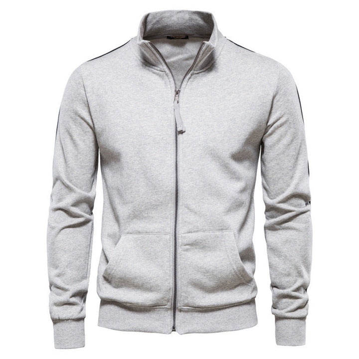 Felpa casual uomo con collo alto e zip. Perfetta per look sportivi e tempo libero. Stile moderno e comfort maschile.