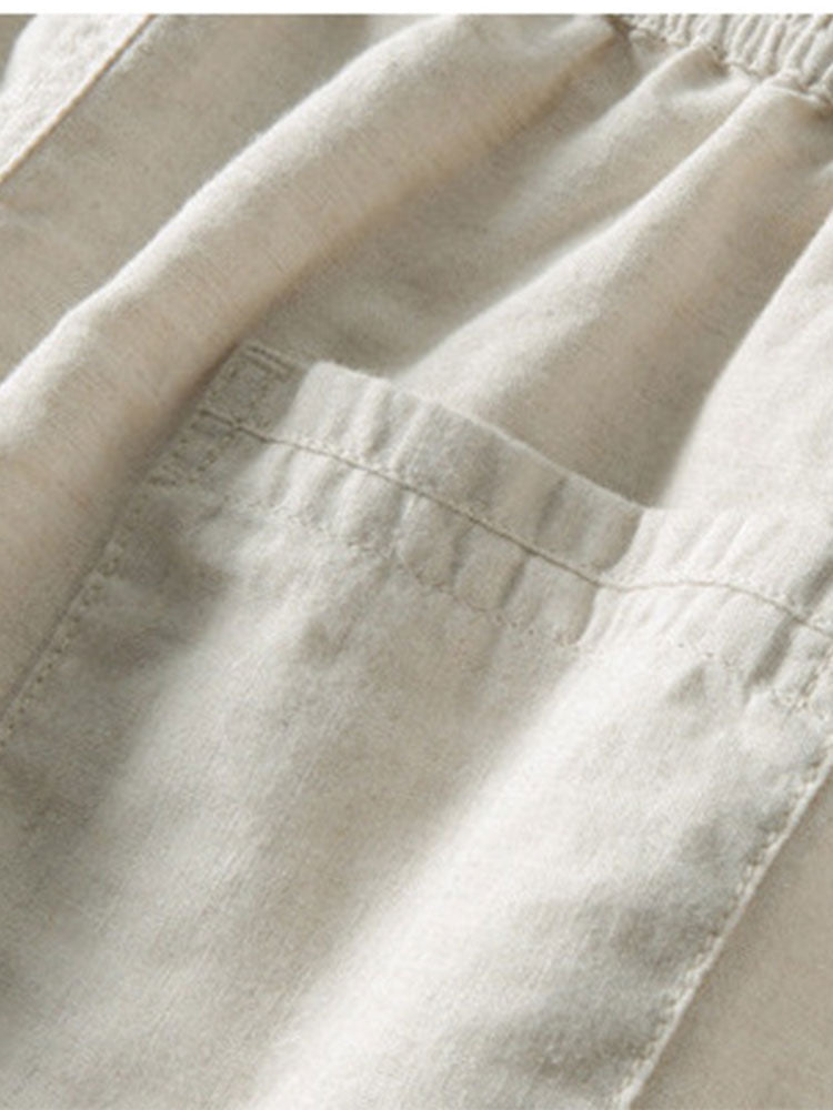 Camicia in lino uomo del completo estivo, maniche corte e colletto alla coreana, stile casual chic.