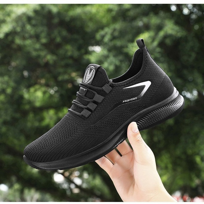 Scarpe uomo slip-on comode e casual, ammortizzazione e supporto plantare integrato. Perfette per comfort quotidiano e passeggio.