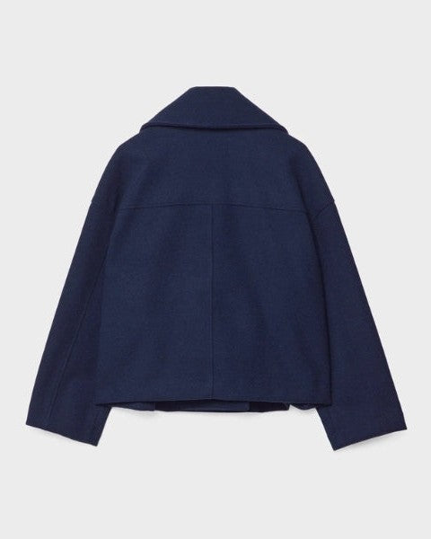 Cappotto donna doppiopetto corto, con finitura effetto lana, un capo elegante e senza tempo.
