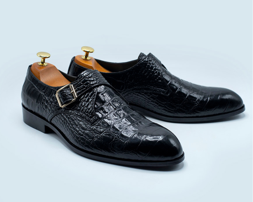 Scarpe eleganti uomo nere con lacci. Design classico e raffinato, ideali per outfit business e cerimonie formali.