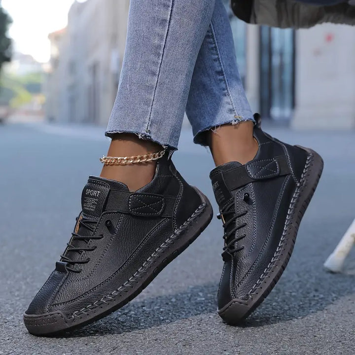 Sneakers donna slipon alla moda, con dettagli di cuciture a vista. Scarpe casual estive.