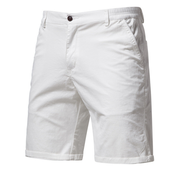 Uomo con pantaloncini estivi eleganti, perfetti per un outfit casual, comodo e alla moda.