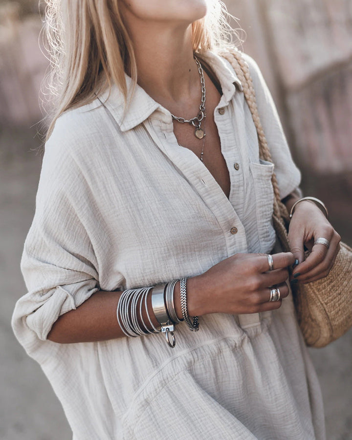 Abito camicia da donna in bianco o nero, con design comodo e versatile, ideale per ogni occasione di moda.