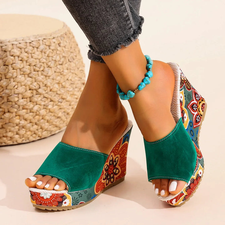 Comodi sandali estivi donna slip-on con zeppa floreale, ideali per giornate calde.