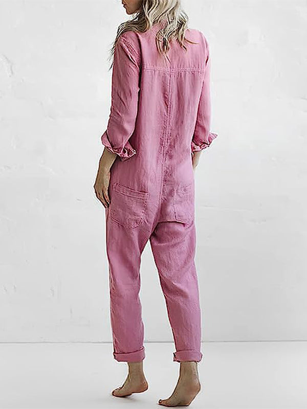 Jumpsuit autunnale da donna con bottoni decorativi, versatile per look da giorno o serali.