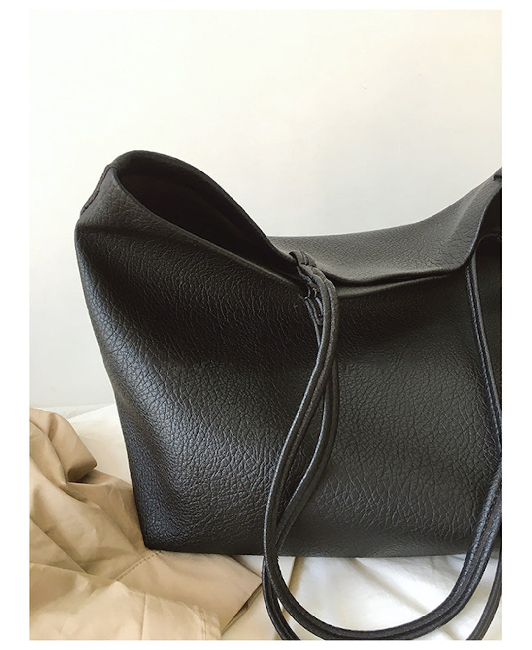 Borsa tote donna aperta, mostra interno capiente per oggetti personali e laptop.