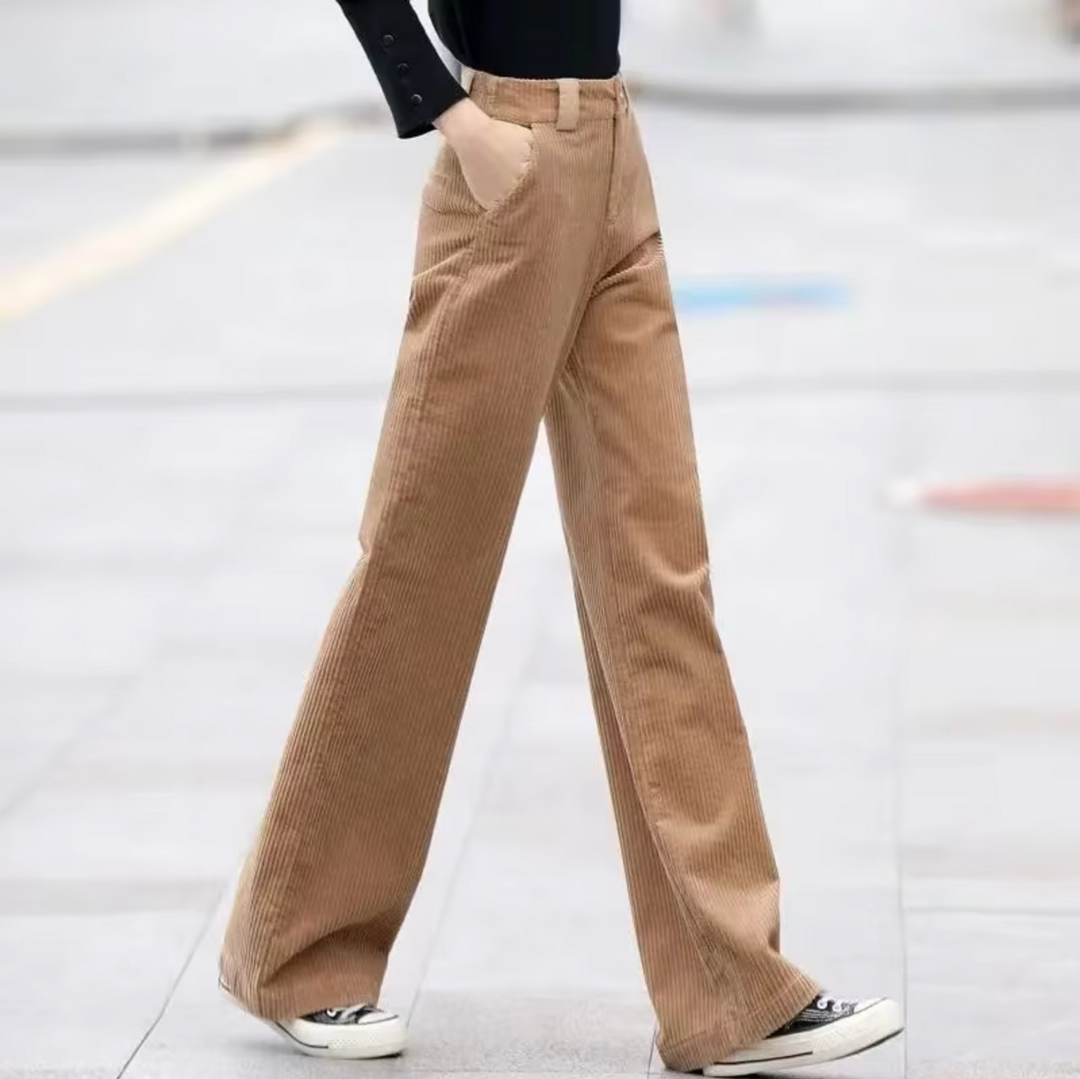 Moda donna: pantaloni a gamba larga, vita alta in velluto. Un capo comodo e versatile per ogni outfit.