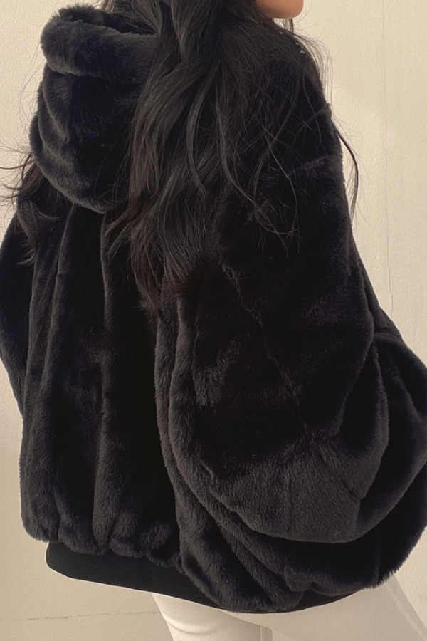 Dettaglio del cappotto invernale donna: chiusura sofisticata e tessuto di alta qualità per un look chic.