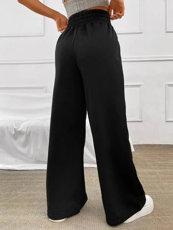 Moda donna: pantaloni casual a vita alta, leggeri e ampi, per un comfort primaverile ed estivo.
