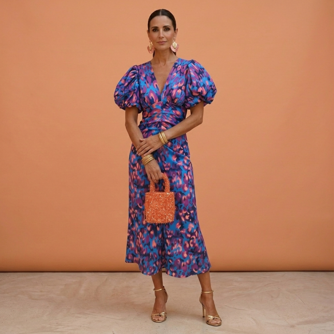 Abito estivo midi casual chic per donna, scollo a V, maniche a sbuffo. Ideale per outfit estivi.