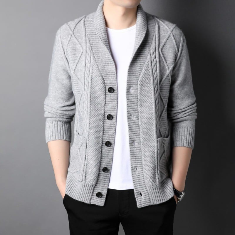 Cardigan uomo beige con bottoni e collo a revers ampio. Maglione elegante a maniche lunghe per moda uomo casual.