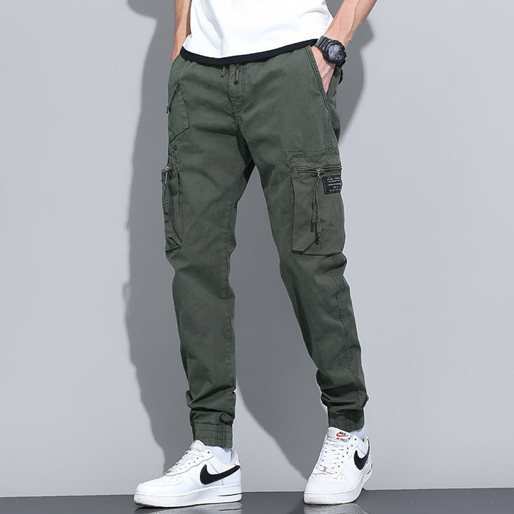 Salopette cargo uomo a gamba larga, nove decimi, con laccetto, vita media. Stile casual e confortevole.