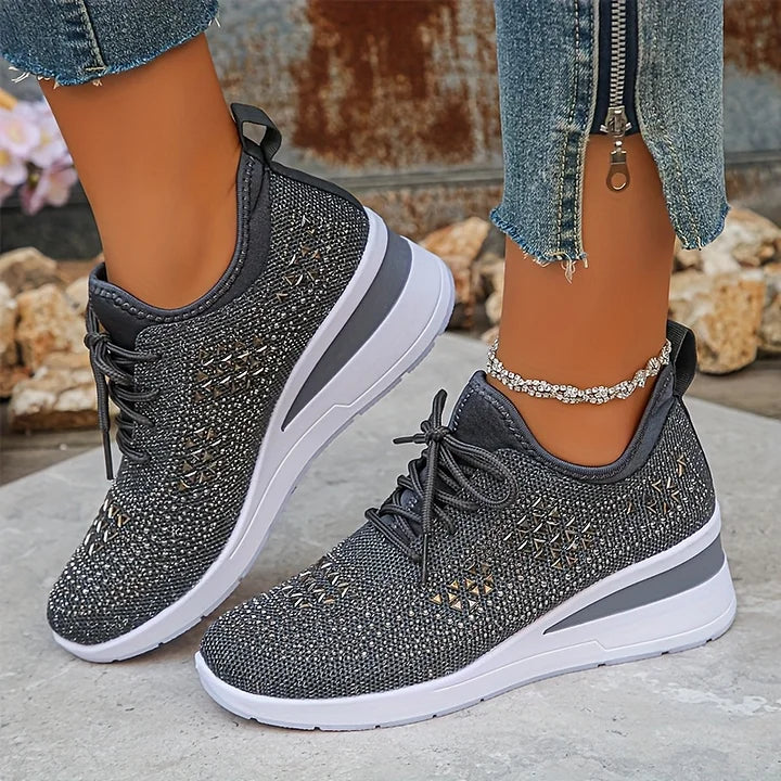 Calzature da donna ortopediche con strass, ideali per comfort e stile.