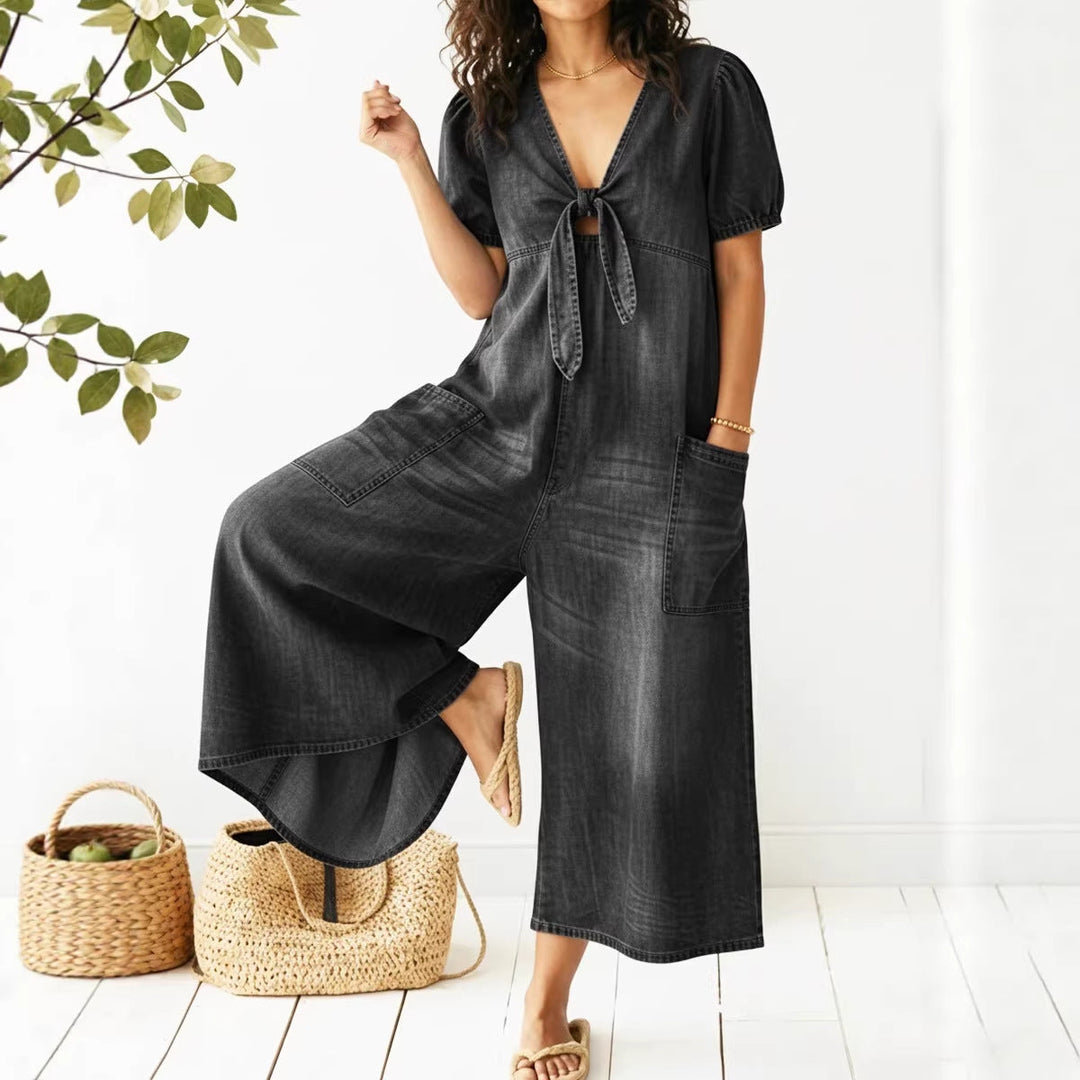 Comoda tuta lunga donna con maniche corte, scollo a V e gamba dritta, ideale per la moda primavera estate.