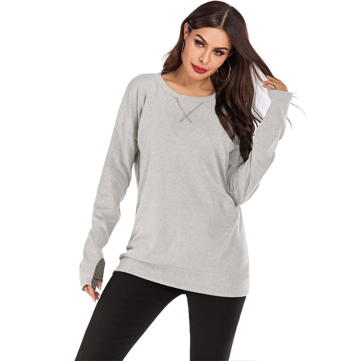 Donna sorride indossando un maglione pullover a tinta unita, comodo e alla moda.