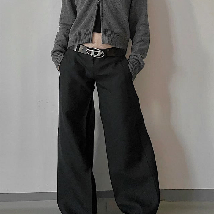 Pantaloni donna eleganti neri a vita bassa con gamba larga, ideali per ufficio e stile casual chic.