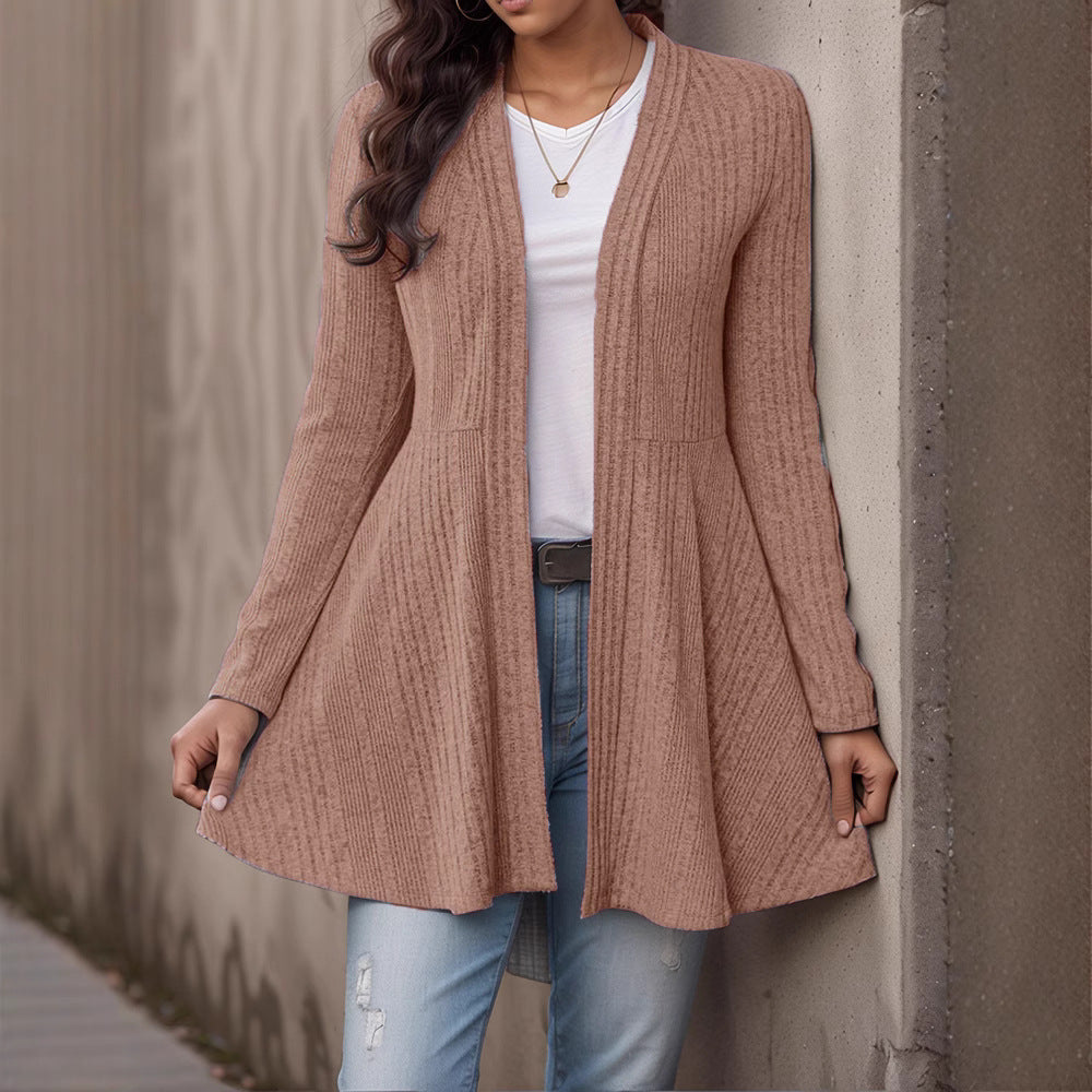 Elegante cardigan donna a righe, versatile per strati, perfetto per la moda autunno e look casual.