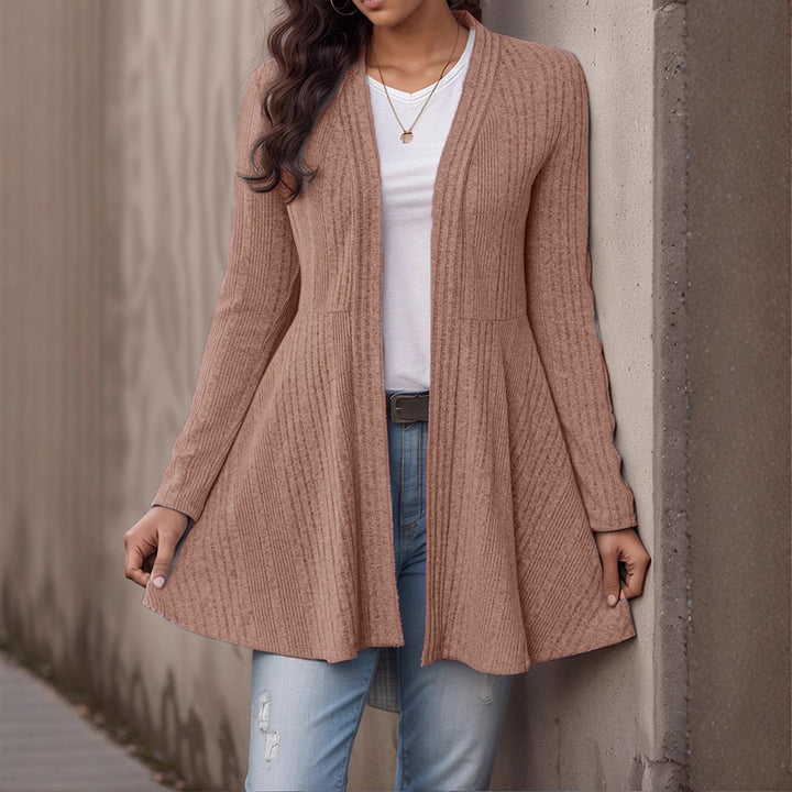 Elegante cardigan donna a righe, versatile per strati, perfetto per la moda autunno e look casual.