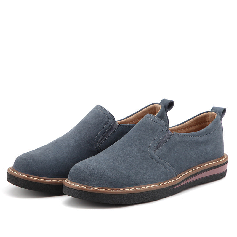 Comodi mocassini donna casual in pelle scura, senza lacci. Scarpe basse ideali per il comfort quotidiano e la primavera.