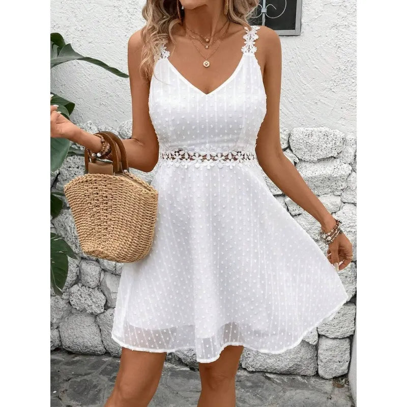 Elegante abito mini estivo donna con scollo a V e spalline in pizzo. Perfetto per serate estive.