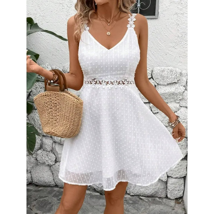 Elegante abito mini estivo donna con scollo a V e spalline in pizzo. Perfetto per serate estive.