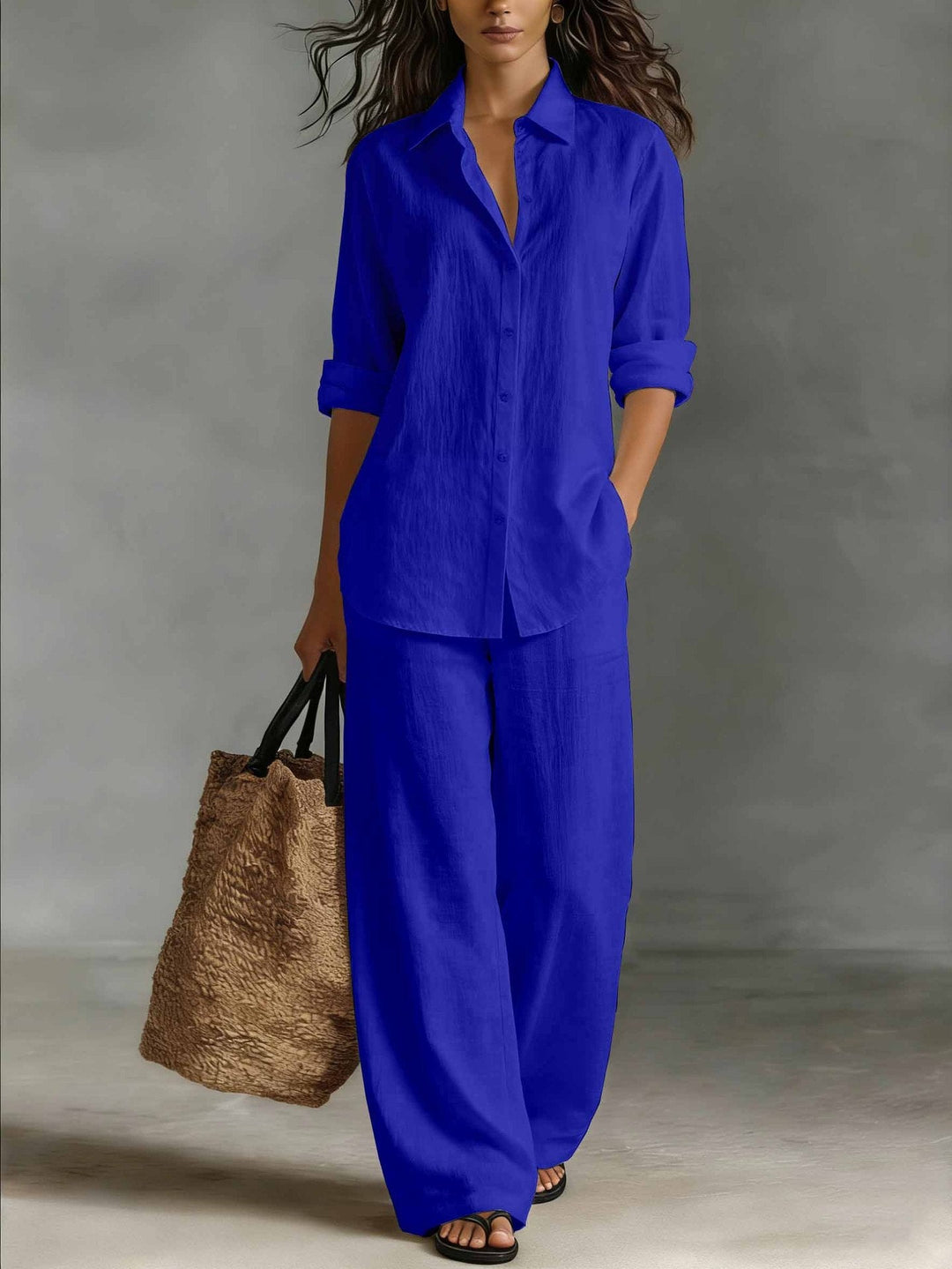 Outfit casual donna: completo due pezzi con top maniche lunghe e pantaloni dritti, stile versatile e moderno.