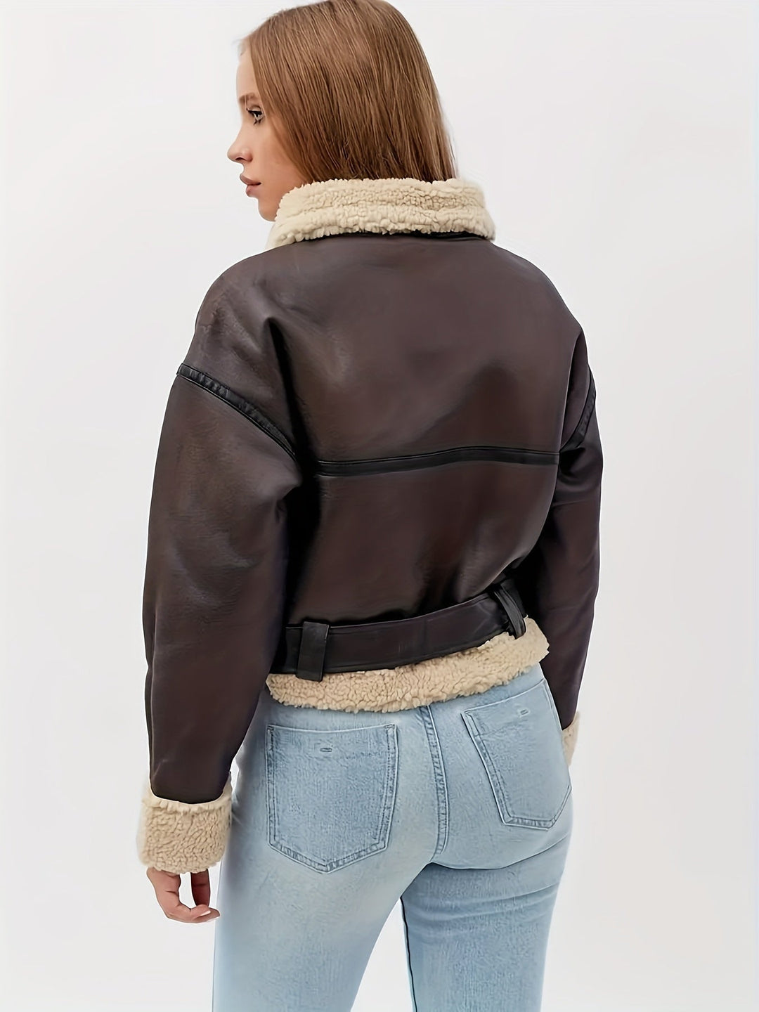Capo spalla biker donna invernale marrone in ecopelle, caldo e alla moda, con cintura per look rock.