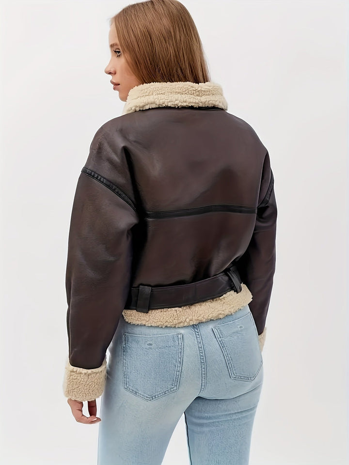 Capo spalla biker donna invernale marrone in ecopelle, caldo e alla moda, con cintura per look rock.