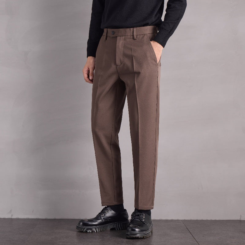 Pantaloni uomo dritti business casual, comodi e raffinati. Tessuto resistente con vita media per ogni occasione.