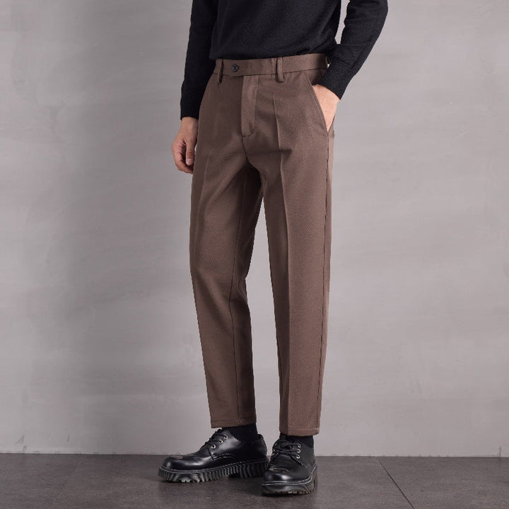 Pantaloni uomo dritti business casual, comodi e raffinati. Tessuto resistente con vita media per ogni occasione.