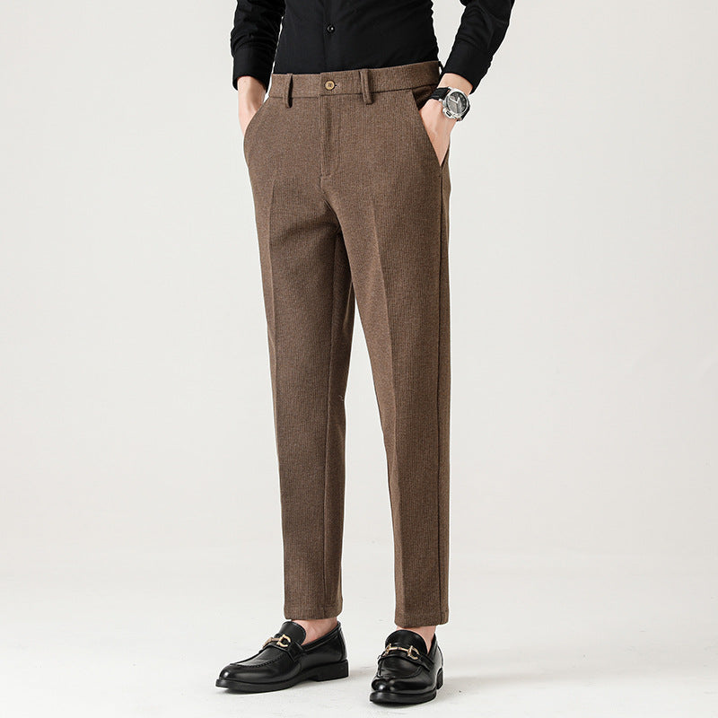 Pantaloni formali da uomo beige scuro, ideali per business, cerimonie o eventi eleganti, taglio dritto, vita media.